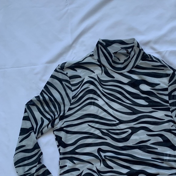 SHEIN Zebra Print Cropped Long Sleeve Top - Picture 3 of 4